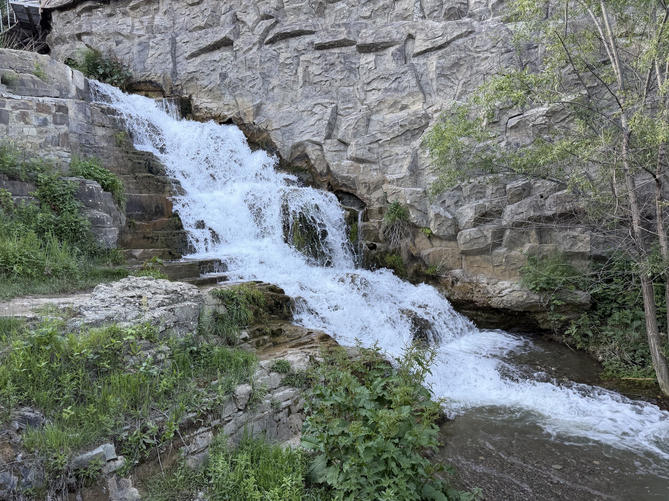 Каскад воды на каменных ступенях в Тбилисском ботаническом саду
